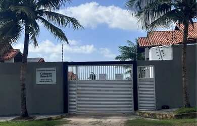 Imagem: A casa possui 4 Dormitórios, Acomodam 12 pessoas, 2 Vagas na