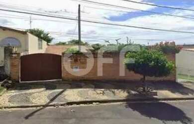 Imagem: A casa possui 3 Dormitórios, 2 Banheiros, 5 Vagas na garagem