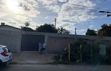 Imagem: A casa possui 4 Dormitórios, 2 Banheiros, 5 Vagas na garagem