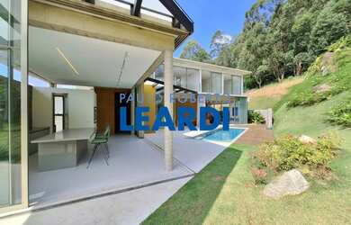 Imagem: A casa em condomínio possui 4 Dormitórios, 5 Banheiros, 3