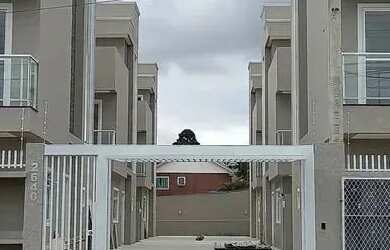 Imagem: A casa possui 3 Dormitórios, 2 Banheiros, 2 Vagas na garagem