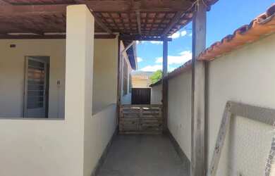 Imagem: A casa possui 2 Dormitórios, 2 Banheiros, 2 Vagas na garagem