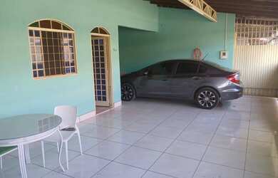 Imagem: A casa possui 3 Dormitórios, 2 Banheiros, 2 Vagas na garagem