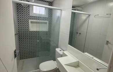 Imagem 3: Casa Maravilhosa Com energia solar em Vilas do Atlântico. Uma rua atrás da praia