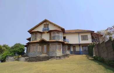 Imagem: A casa possui 5 Dormitórios, 5 Banheiros, 4 Vagas na garagem