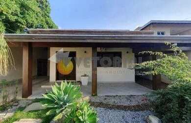 Imagem: A casa possui 3 Dormitórios, 1 Banheiro, 2 Vagas na garagem