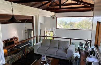 Imagem: A casa em condomínio possui 5 Dormitórios, 3 Banheiros, 4