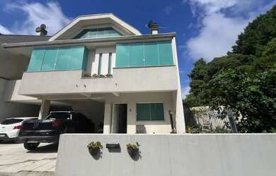 Imagem: A casa em condomínio possui 4 Dormitórios, 4 Banheiros, 2