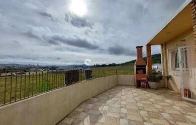 Imagem: A casa possui 5 Dormitórios, 4 Banheiros, 4 Vagas na garagem