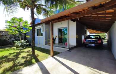 Imagem: A casa possui 4 Dormitórios, 3 Banheiros, 2 Vagas na garagem