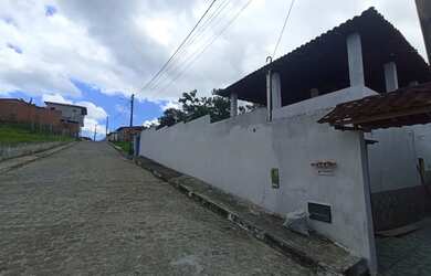 Imagem: A casa possui 3 Dormitórios, 2 Banheiros, 5 Vagas na garagem