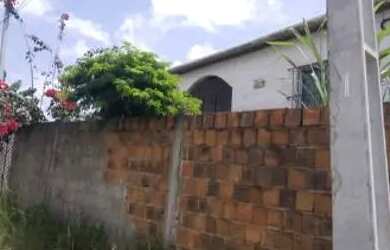 Imagem: A casa possui 2 Dormitórios, 2 Banheiros, 2 Vagas na garagem