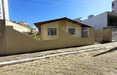 Imagem: A casa possui 2 Dormitórios, 1 Banheiro, 2 Vagas na garagem