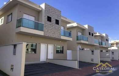 Imagem: A casa possui 3 Dormitórios, 1 Banheiro, 2 Vagas na garagem