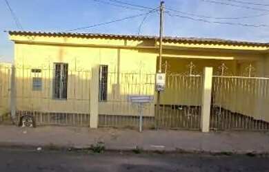 Imagem: A casa possui 3 Dormitórios, 2 Banheiros, 2 Vagas na garagem