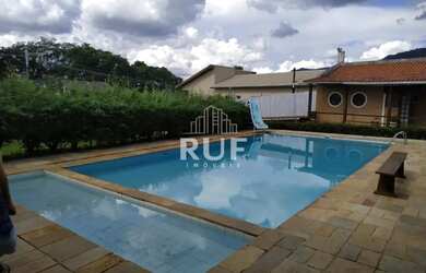 Imagem: A casa possui 3 Dormitórios, 3 Banheiros, 5 Vagas na garagem