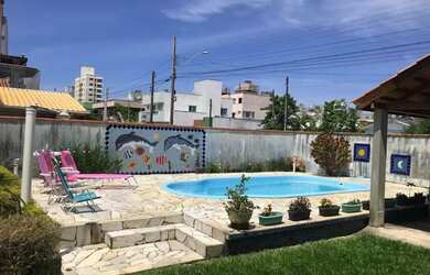 Imagem: A casa possui 3 Dormitórios, 2 Banheiros, 2 Vagas na garagem