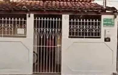 Imagem: A casa possui 2 Dormitórios, 1 Banheiro, 1 Vaga na garagem