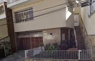 Imagem: A casa possui 4 Dormitórios, 4 Banheiros, 4 Vagas na garagem