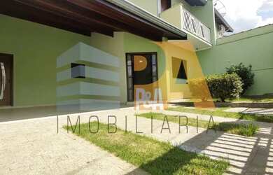 Imagem: A casa possui 4 Dormitórios, 3 Banheiros, 2 Vagas na garagem