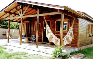 Imagem: A casa possui 3 Dormitórios, Acomodam 8 pessoas, 5 Vagas na