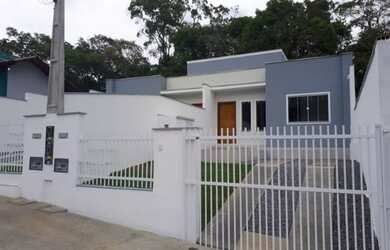 Imagem: A casa possui 2 Dormitórios, 1 Banheiro, 2 Vagas na garagem