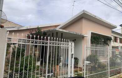 Imagem: A casa possui 3 Dormitórios, 2 Banheiros, 1 Vaga na garagem