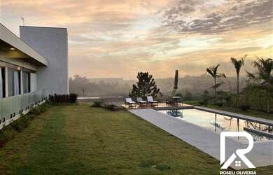 Imagem: A casa em condomínio possui 5 Dormitórios, 5 Banheiros, 5