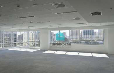 Imagem: O depósito possui 5 Vagas na garagem e 950m² de Área e está