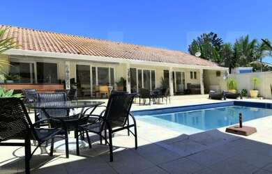 Imagem: A casa possui 4 Dormitórios, 5 Banheiros, 4 Vagas na garagem