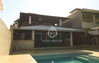 Imagem: A casa em condomínio possui 5 Dormitórios, 5 Banheiros e 330m²