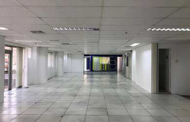 Imagem: O depósito possui 5 Vagas na garagem, 689m² de Área e está