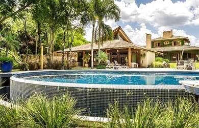 Imagem: A casa em condomínio possui 5 Dormitórios, 5 Banheiros, 5