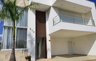 Imagem: A casa possui 4 Dormitórios, 5 Banheiros, 4 Vagas na garagem