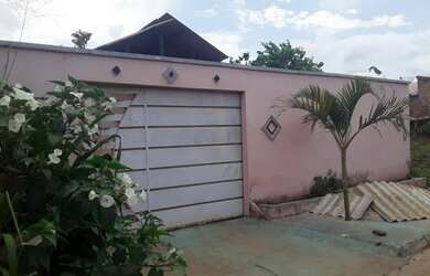 Imagem: A casa possui 3 Dormitórios, 2 Banheiros, 2 Vagas na garagem