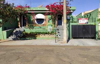 Imagem: A casa possui 3 Dormitórios, 3 Banheiros, 1 Vaga na garagem