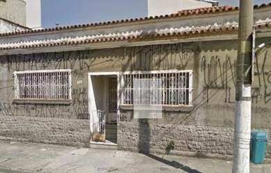 Imagem: A casa possui 4 Dormitórios, 2 Banheiros, 1 Vaga na garagem