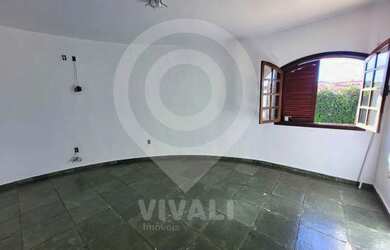 Imagem: A casa em condomínio possui 3 Dormitórios, 1 Banheiro, 2 Vagas