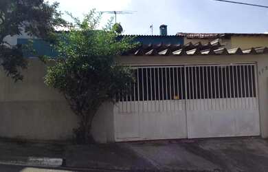 Imagem: A casa possui 3 Dormitórios, 1 Banheiro, 2 Vagas na garagem