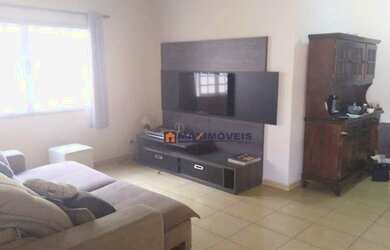 Imagem: A casa possui 3 Dormitórios, 2 Banheiros, 3 Vagas na garagem