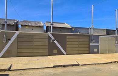 Imagem: A casa possui 2 Dormitórios, 2 Banheiros, 1 Vaga na garagem