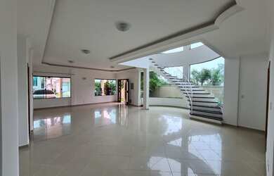 Imagem: A casa em condomínio possui 3 Dormitórios, 5 Banheiros e 400m²