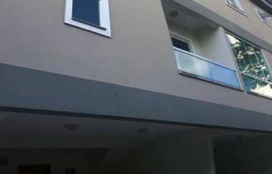 Imagem: A casa possui 2 Dormitórios, 1 Banheiro, 2 Vagas na garagem