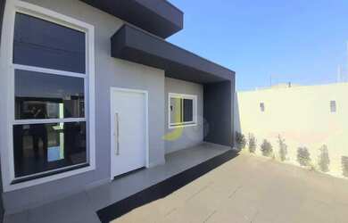 Imagem: A casa possui 3 Dormitórios, 2 Banheiros, 2 Vagas na garagem