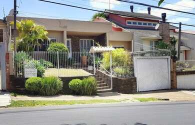 Imagem: A casa possui 3 Dormitórios, 4 Banheiros, 1 Vaga na garagem