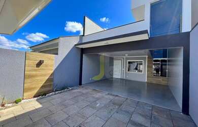 Imagem: A casa possui 3 Dormitórios, 2 Banheiros, 4 Vagas na garagem