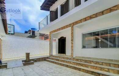 Imagem: A casa possui 3 Dormitórios, 3 Banheiros, 4 Vagas na garagem