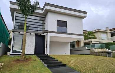 Imagem: A casa em condomínio possui 5 Dormitórios, 5 Banheiros, 5