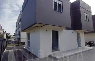 Imagem: A casa possui 2 Dormitórios, 1 Banheiro, 2 Vagas na garagem