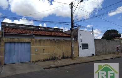 Imagem: A casa possui 3 Dormitórios, 1 Banheiro, 288m² de Área e